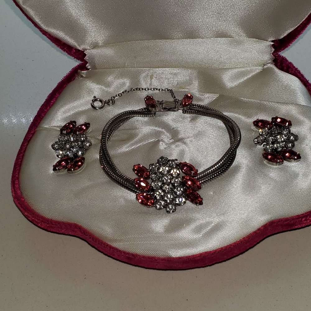 TRUE VINTAGE 1950'S BRACELET AND EARRING SET IN ORIGINAL BOX